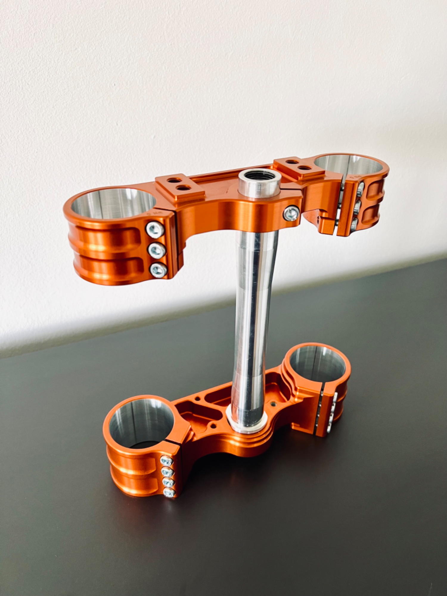 Anodized triple clamp for motorsport