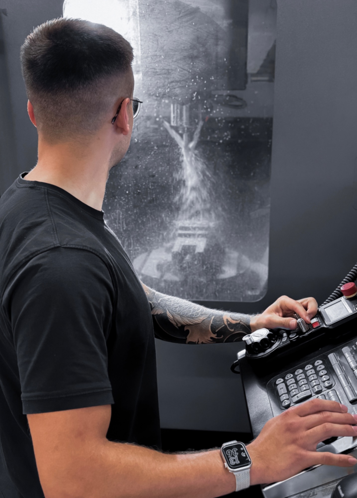 Operator at the CNC control at Raditsch