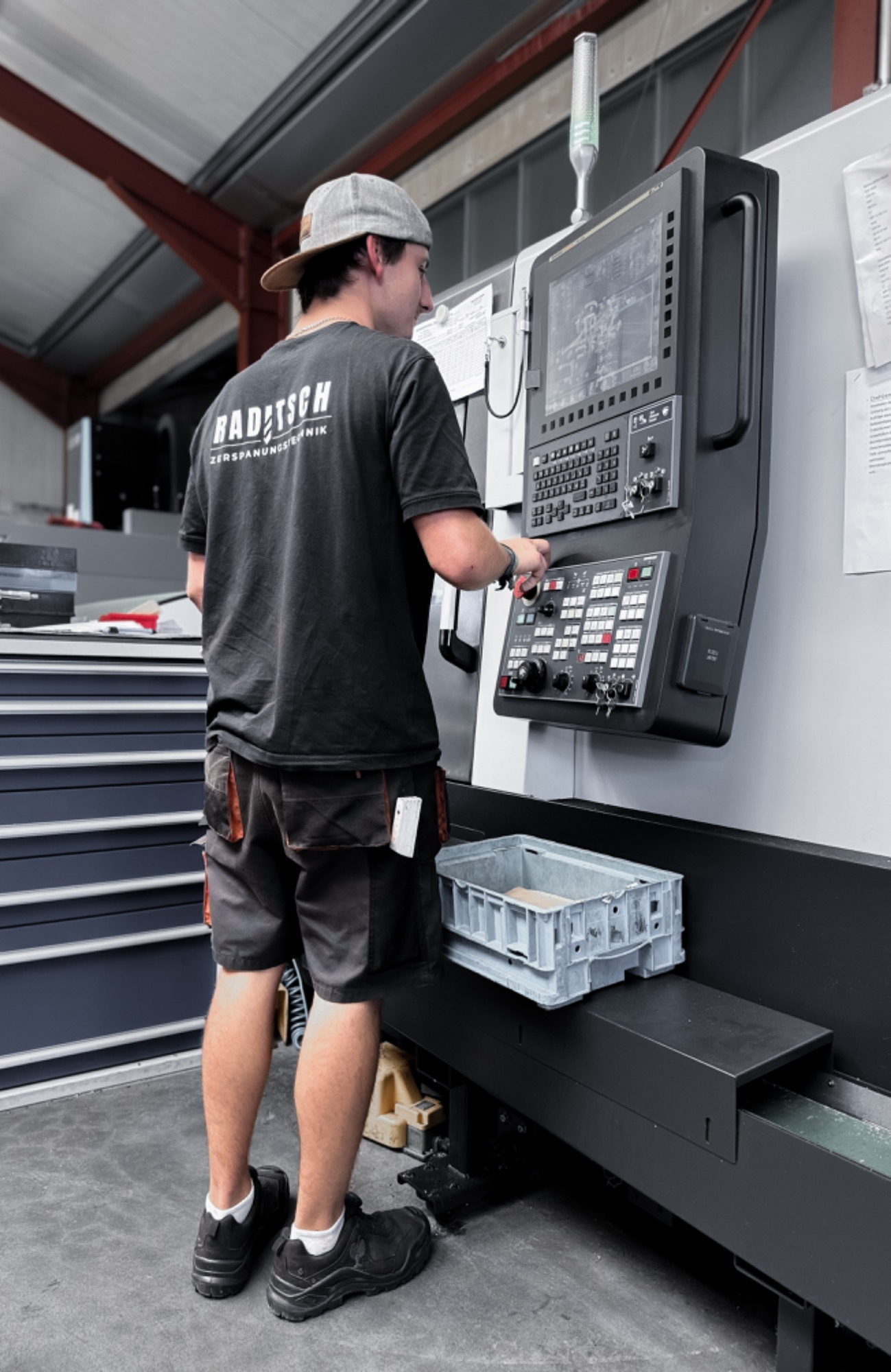 Employee at a CNC machine at Raditsch Zerspanungstechnik